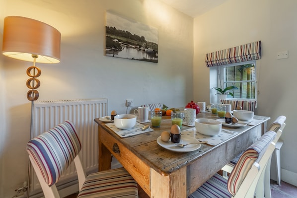 Froggy Cottage, Thornham: Dining area