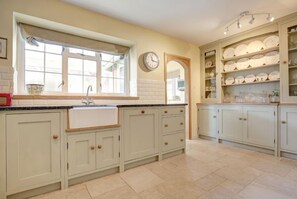 The Lifeboat House, Brancaster: Gorgeous spacious kitchen with breakfast bar