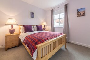 Holly Cottage, Wells-next-the-Sea: Master bedroom