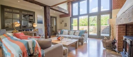 5 Ivy Farm Barns, Stanhoe: Sitting room with panoramic window