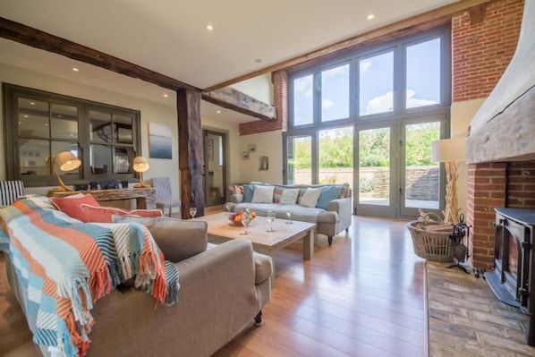 5 Ivy Farm Barns, Stanhoe: Sitting room with panoramic window