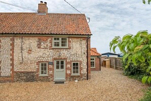 Sutton Cottage: Front elevation