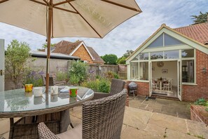 Sutton Cottage, Thornham: Seating in the garden for al fresco dining