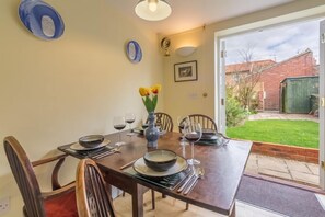 1 Honeymoon Row, Wells-next-the-Sea: Dining room with french doors leading into the garden