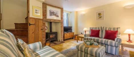 1 Honeymoon Row, Wells-next-the-Sea: Sitting room with comfy sofas