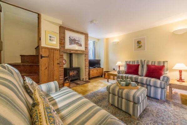 1 Honeymoon Row, Wells-next-the-Sea: Sitting room with comfy sofas