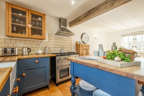 Marigold Cottage  - Kitchen with a central island and a range cooker