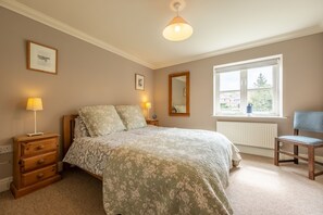 Lantern Cottage, Wells-next-the-Sea: Master bedroom with a king-size bed