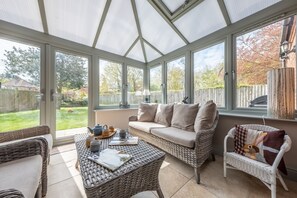 Lantern Cottage, Wells-next-the-Sea: The conservatory  with garden views