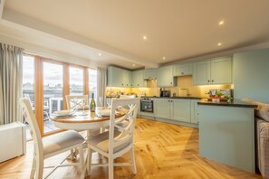 Seaborne Penthouse, Wells-next-the-Sea: Dining and kitchen area