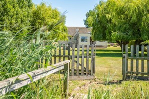 Tanholt, Holme-next-the-Sea: Private access to the marsh