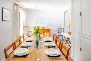 Winchelsea, Brancaster: Dining area for eight guests