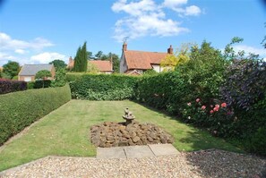 6 Clock Row, Thornham: Mature, green garden