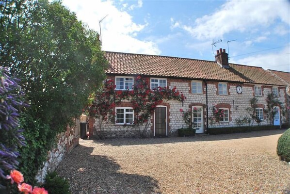 6 Clock Row, Thornham: Front elevation