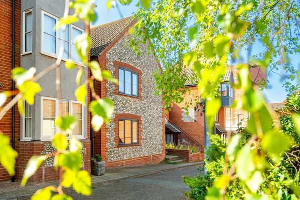 Curlew Apartment, Wells-next-the-Sea: Tucked away on a side street adjacent to the start of beach road