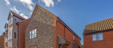 Curlew Apartment, Wells-next-the-Sea: Front elevation, ground floor