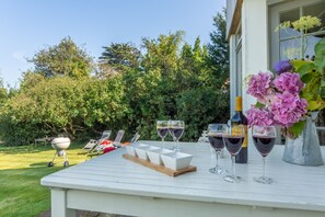 The Cove, Old Hunstanton: A paved terrace area overlooks the garden