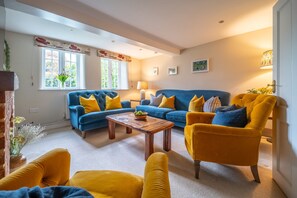 Pine Cottage, Thornham: Drawing room with ample seating