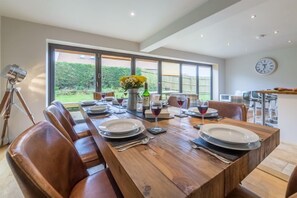 Caddows, Docking: Dining table with seating for eight