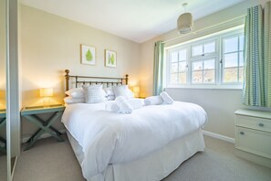 Spinnakers, Brancaster Staithe: Master bedroom with king-size bed overlooking the front garden