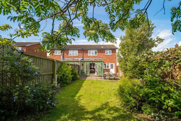 Spinnakers, Brancaster Staithe: Generous fully enclosed garden