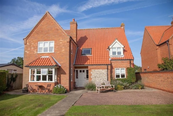 2 Priory Court, Thornham: Front elevation