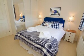 2 Priory Court, Thornham: Master bedroom with double bed