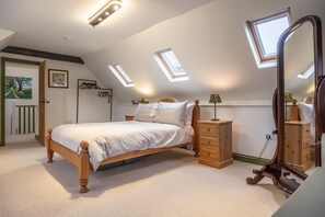 Mill House Cottage, Brancaster: Master bedroom with 5' king-size bed