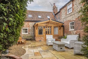 Mill House Cottage, Brancaster: Courtyard with seating