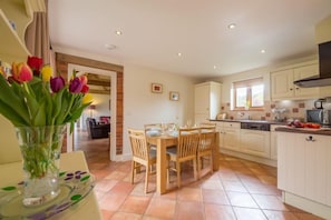 Ground floor: Pretty and well-equipped kitchen