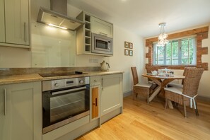 The Old Cow Shed, Pott Row: Kitchen with dining area