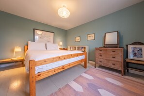 4 Gravel Hill, Burnham Overy Town: Master bedroom with king-size bed