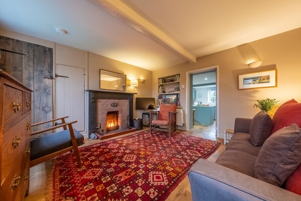 4 Gravel Hill, Burnham Overy Town: Sitting room featuring an open fire