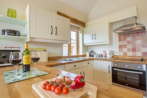 The Cart Lodge (6), Great Massingham: Charming kitchen with range cooker