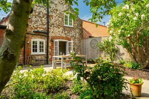 Dine al fresco in the sunshine