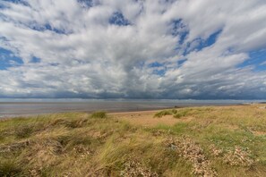 Badger's Den, Heacham: Nearby Heacham beach is a 15-minute walk away
