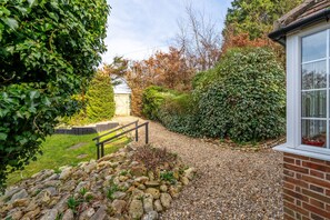 Badger's Den, Heacham: Mature landscaped garden
