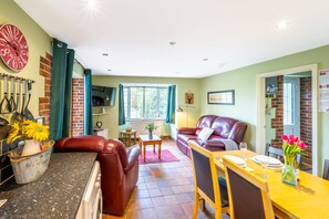 Badger's Den, Heacham: Open plan living area