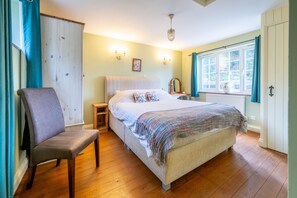 Badger's Den, Heacham: Lovely double aspect comfortable bedroom