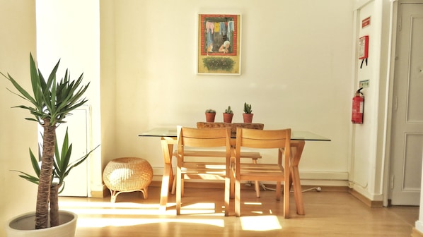 Santa Liberdade Flat - Living room w/ balcony