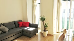 Santa Liberdade Flat - Living room w/ balcony: the sofa-bed