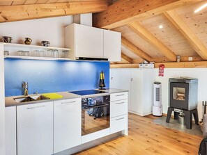 Küche, Major Appliance, Holz, Flooring, Decke, Interior Design, Küchengerät, Fussboden, Countertop, Zimmer
