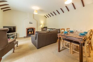 Sea Wind, Brancaster: Open plan sitting/dining room with open fire