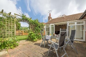Sea Wind, Brancaster: The enclosed garden has terraced and lawned areas