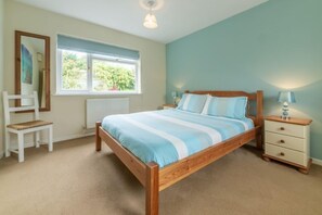 Sea Wind, Brancaster: Master bedroom with king-size bed