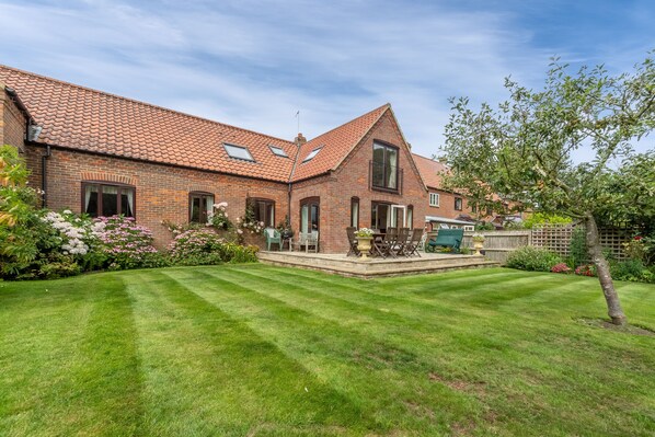 Saxon Shore Cottage, Burnham Deepdale: A large, charming, brick and flint home