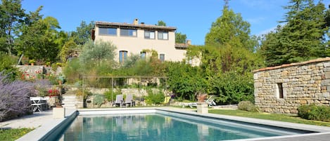 La bastide et la piscine