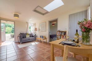 Foxglove, Houghton: Comfortable sitting/dining area