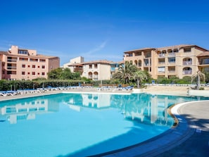 Resort, Property, Swimming Pool, Building, Real Estate, Town, Apartment, Resort Town, Hotel, Vacation