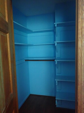 Walk-in closet 